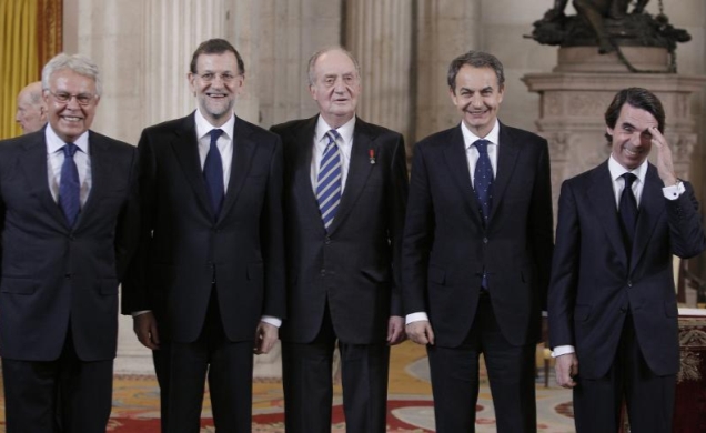 Su Majestad el Rey, acompañado de los ex presidentes del Gobierno Felipe González, José Luis Rodríguez Zapatero y José María Aznar, y el presidente de